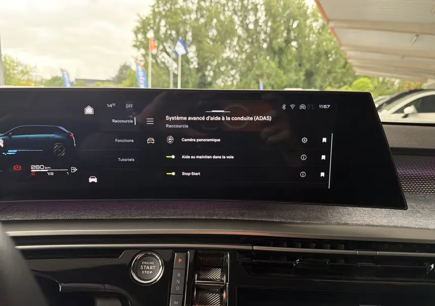 Vue intérieure du tableau de bord du Peugeot 5008 Hybrid 145 e-DCS6 GT 2025, écran tactile affichant les aides à la conduite.