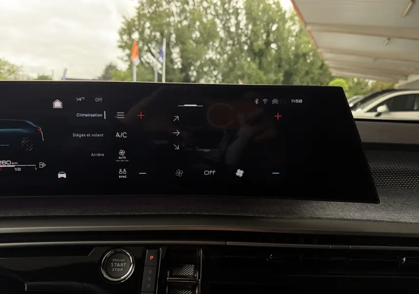 Vue rapprochée de l’écran tactile central et du bouton Start/Stop du Peugeot 5008 Hybrid 145 e-DCS6 GT 2025.