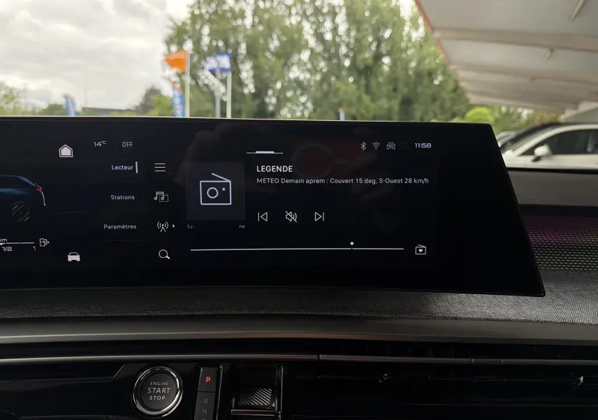 Écran tactile central du Peugeot 5008 Hybrid 145 GT 2025 affichant la météo et les commandes multimédia.