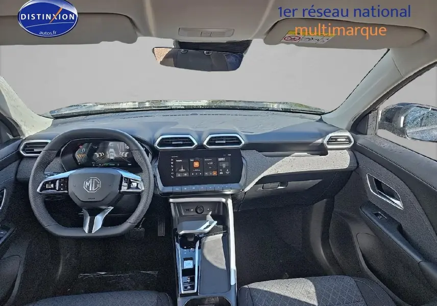 Vue intérieure avant du MG ZS Hybrid 197 noir, mettant en valeur le tableau de bord numérique et l'écran tactile central.
