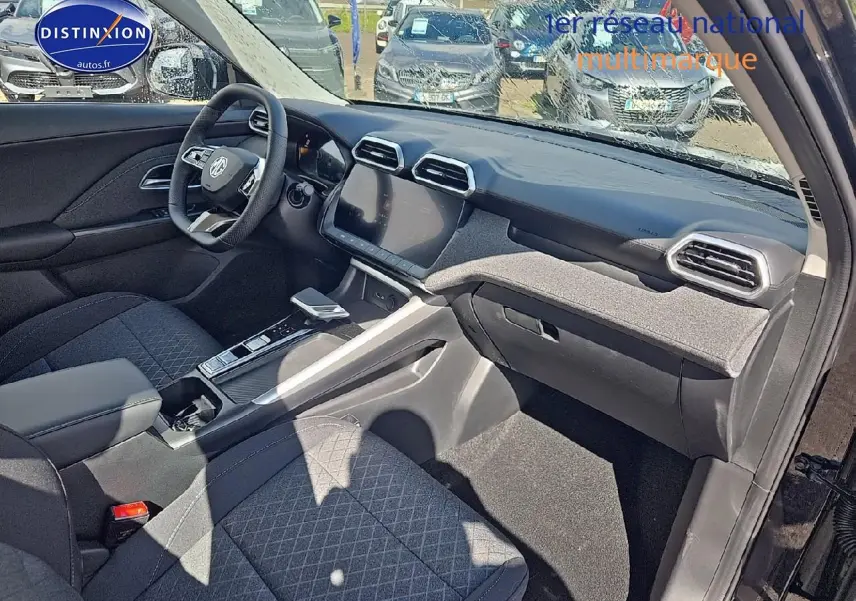 Vue intérieure côté passager du tableau de bord et console centrale du MG ZS Hybrid 197 noir avec écran tactile 10,25 pouces.
