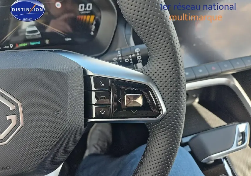 Vue rapprochée du volant perforé côté gauche du MG ZS Hybrid 197 noir avec commandes intégrées et tableau de bord numérique.