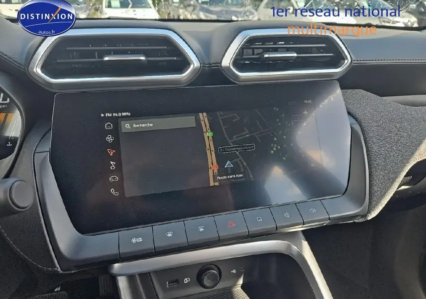 Vue rapprochée de l’écran tactile 10,25 pouces et des aérateurs hexagonaux du tableau de bord noir du MG ZS Hybrid 2026.