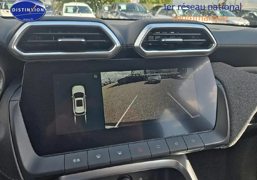 Écran tactile central montrant la caméra de recul dans l’habitacle noir du MG ZS Hybrid 197, vue de face.