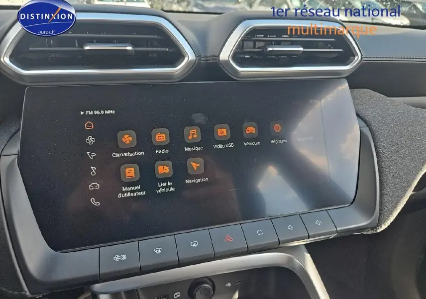 Vue rapprochée de l’écran tactile 10,25 pouces du tableau de bord du MG ZS Hybrid noir, avec commandes climatisation et multimédia.