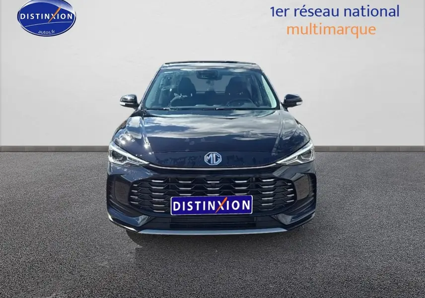 Vue avant du MG ZS Hybrid noir 2026 avec calandre large et phares LED fins, sur fond neutre extérieur.