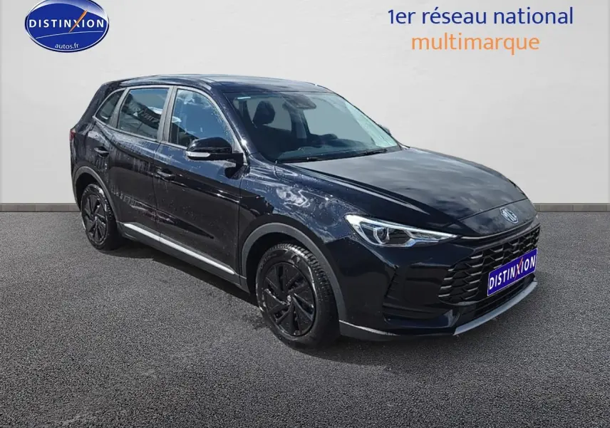 MG ZS Hybrid noir en 3/4 avant droit, avec jantes noires et calandre imposante sur fond clair.