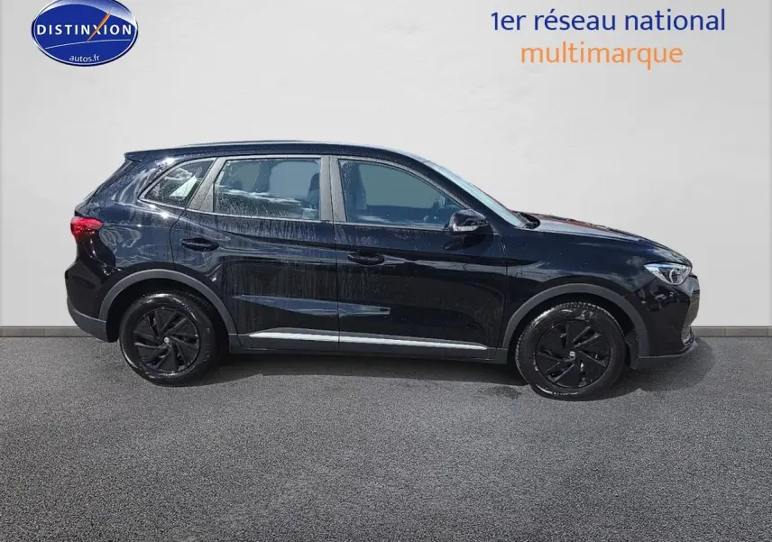 Vue de profil côté gauche du SUV MG ZS Hybrid 197 noir avec jantes noires et vitres teintées.