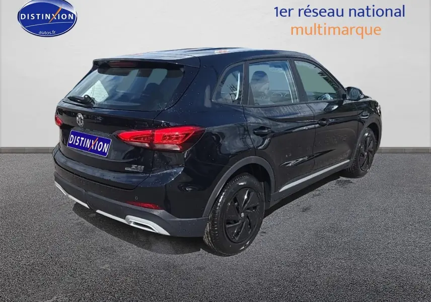 Vue 3/4 arrière droite du SUV noir MG ZS Hybrid 197 avec jantes noires et feux arrière LED distinctifs.