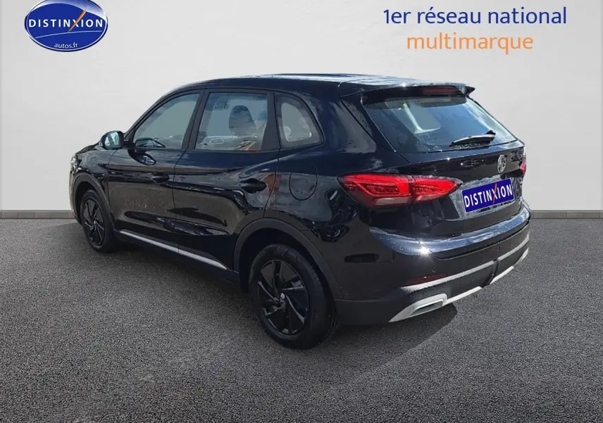 Vue 3/4 arrière droite du MG ZS Hybrid 197 noir avec jantes noires et feux arrière LED visibles.