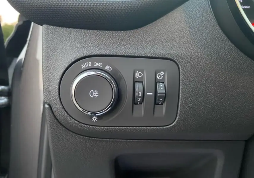 Gros plan sur les commandes d’éclairage intérieures noires de l’Opel Crossland 2022, finition X Elégance.