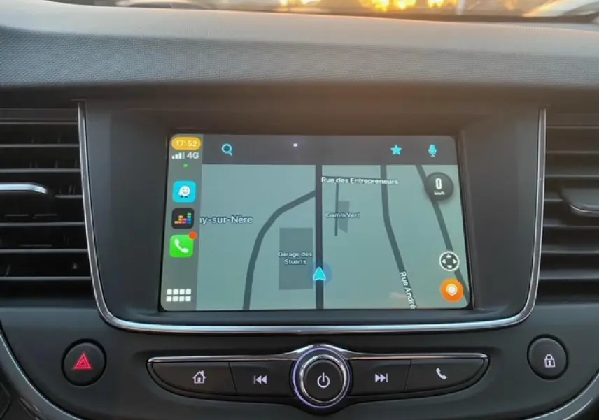 Écran tactile central de l’Opel Crossland 2022 affichant la navigation, entouré de commandes noires et grises.