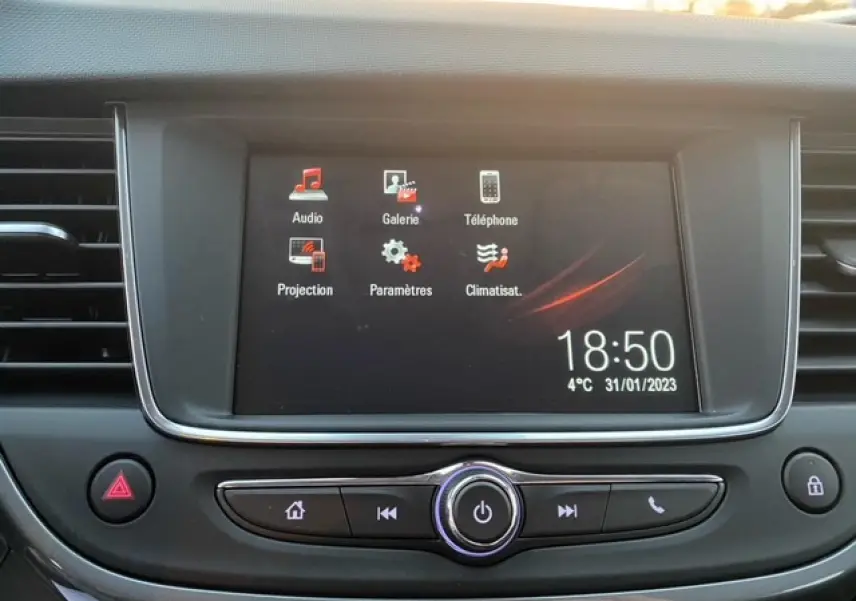 Écran tactile central de l’Opel Crossland 2022 affichant les menus audio, galerie, téléphone et climatisation.