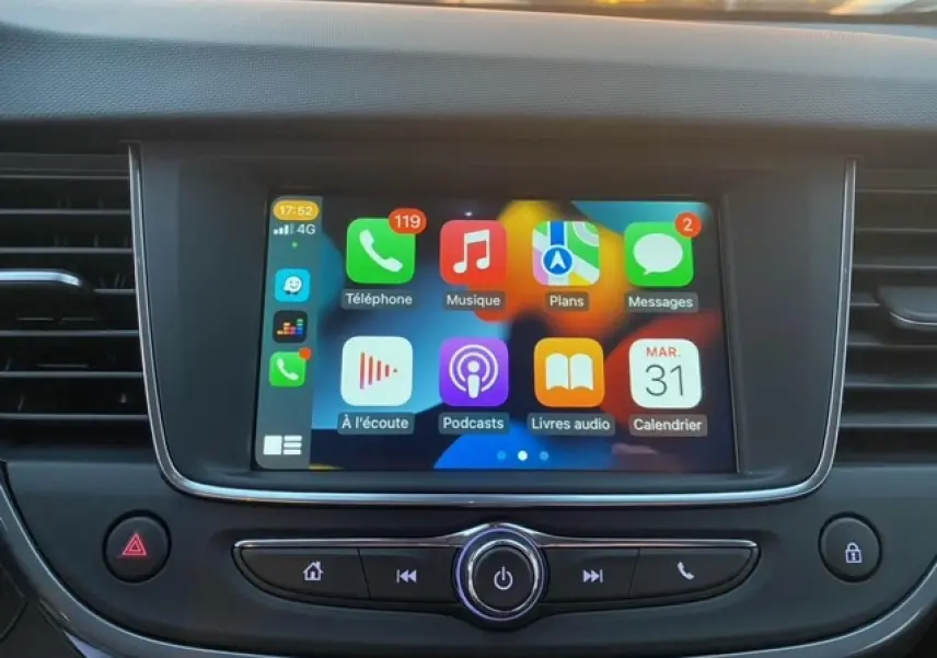 Écran tactile central de l’Opel Crossland 2022 affichant Apple CarPlay avec icônes colorées, vue frontale intérieure.