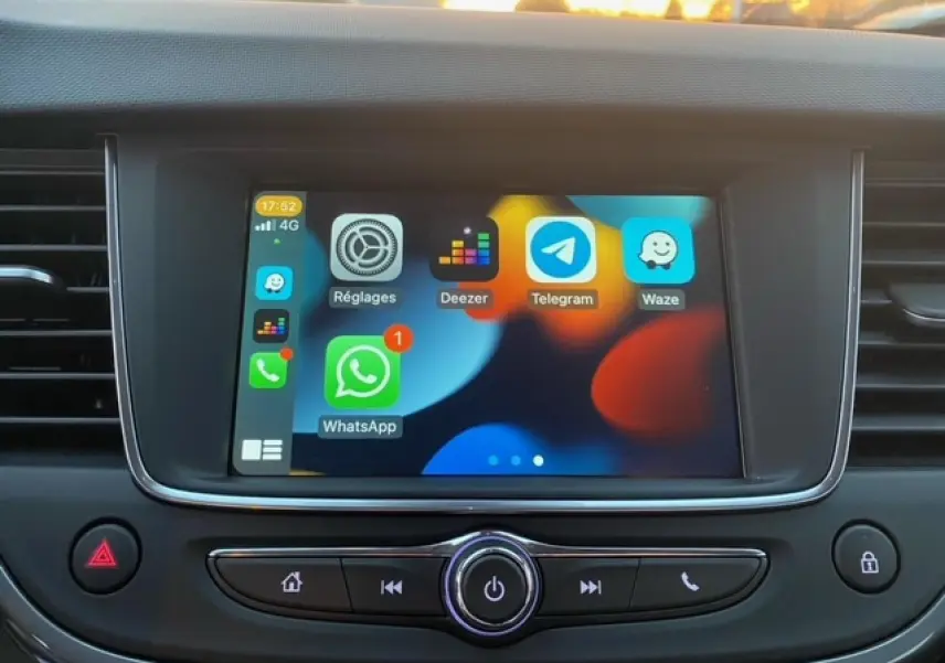 Écran tactile central de l’Opel Crossland 2022 affichant les applications Apple CarPlay, vue intérieure du tableau de bord.
