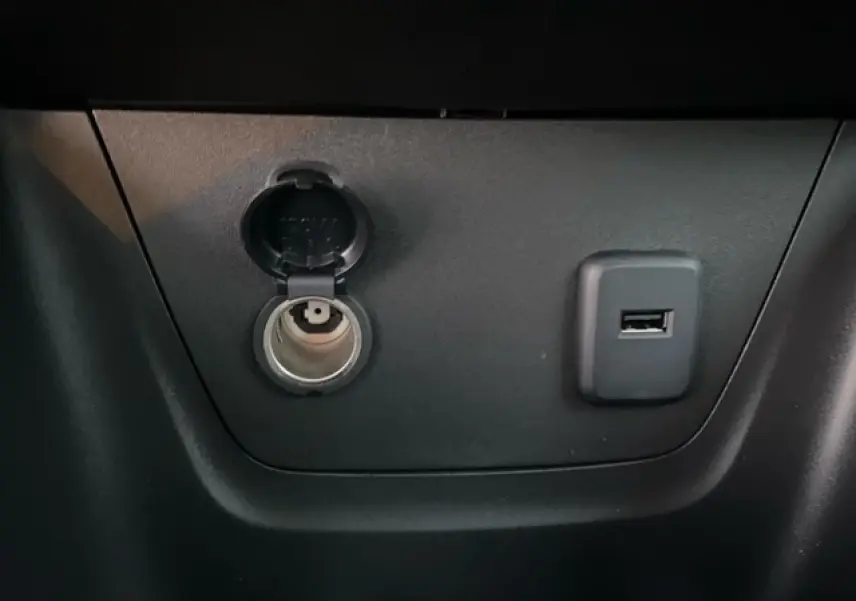 Prise allume-cigare et port USB intégrés dans la console centrale noire de l’Opel Crossland gris Magnetic.
