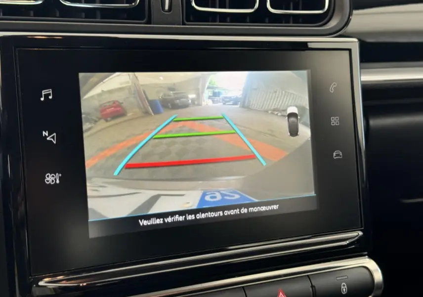 Écran tactile intérieur montrant la caméra de recul avec guidage couleur dans une Citroën C3 gris foncé.