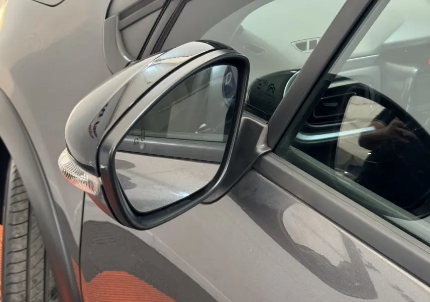 Rétroviseur extérieur droit gris foncé de Citroën C3 2020, avec clignotant intégré et reflet intérieur visible.