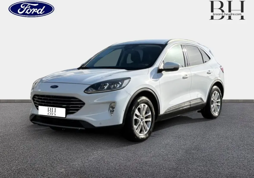 Ford Kuga blanc Glacier en 3/4 avant droit, avec jantes alu et vitres arrière surteintées sur fond neutre.