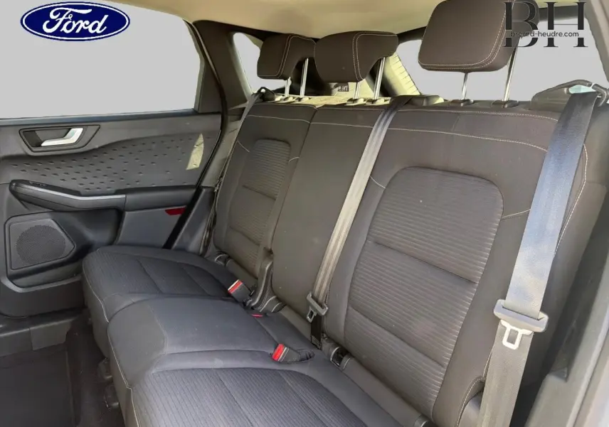 Vue intérieure côté droit sur la banquette arrière noire du Ford Kuga 1.5 EcoBlue 2021 avec ceintures de sécurité visibles.