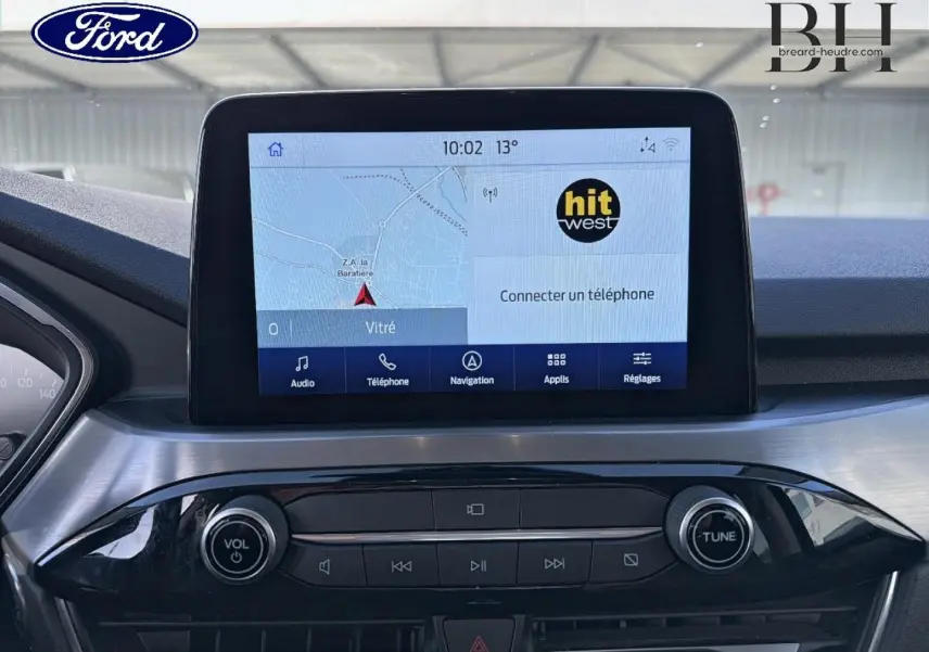 Vue rapprochée de l’écran tactile multimédia et de la console centrale du Ford Kuga blanc Glacier, version Titanium 2021.