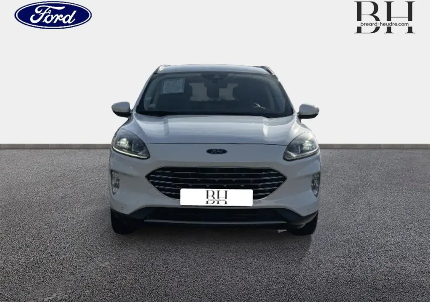 Vue frontale d'un Ford Kuga blanc Glacier 2021 avec calandre noire et phares LED allumés.