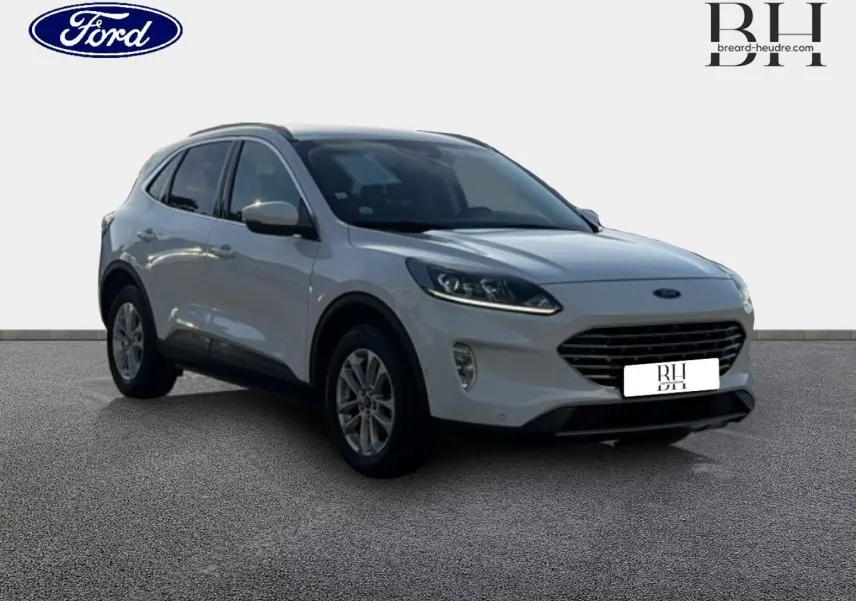 Ford Kuga blanc glacier vu en 3/4 avant droit, avec calandre noire et jantes alliage visibles.