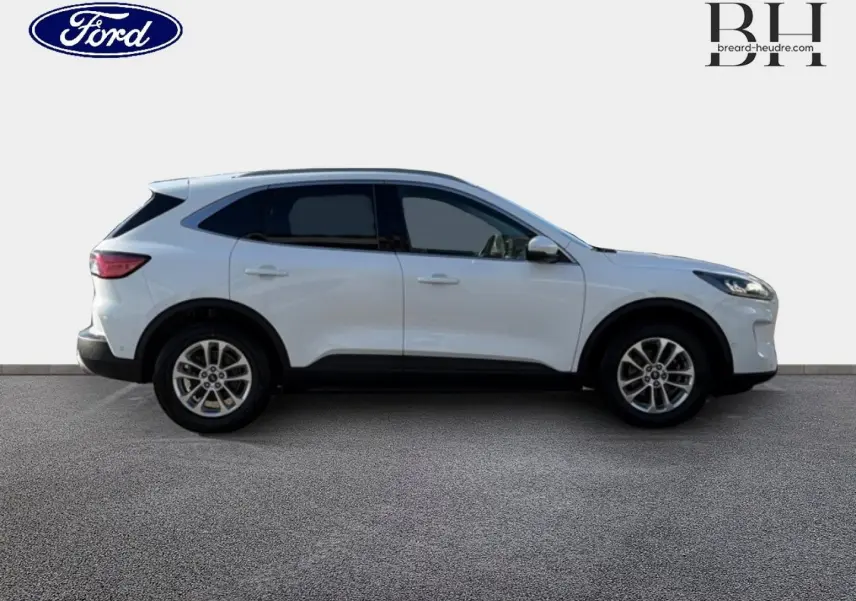 Ford Kuga blanc Glacier en profil droit, avec vitres arrière surteintées et jantes alliage visibles.