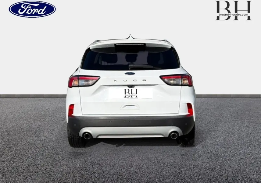 Vue arrière d'un Ford Kuga blanc Glacier 2021 avec vitres arrière surteintées et double sortie d'échappement.