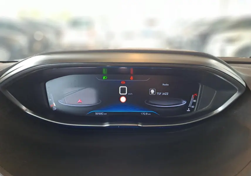 Tableau de bord numérique du Peugeot 3008 2019, affichant la radio TSF Jazz et les voyants de contrôle allumés.