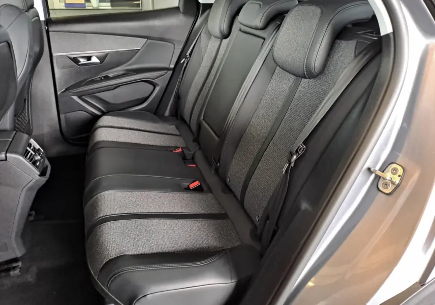 Vue intérieure côté droit des sièges arrière en tissu et cuir noir du Peugeot 3008 gris Artense 2019 finition Allure.