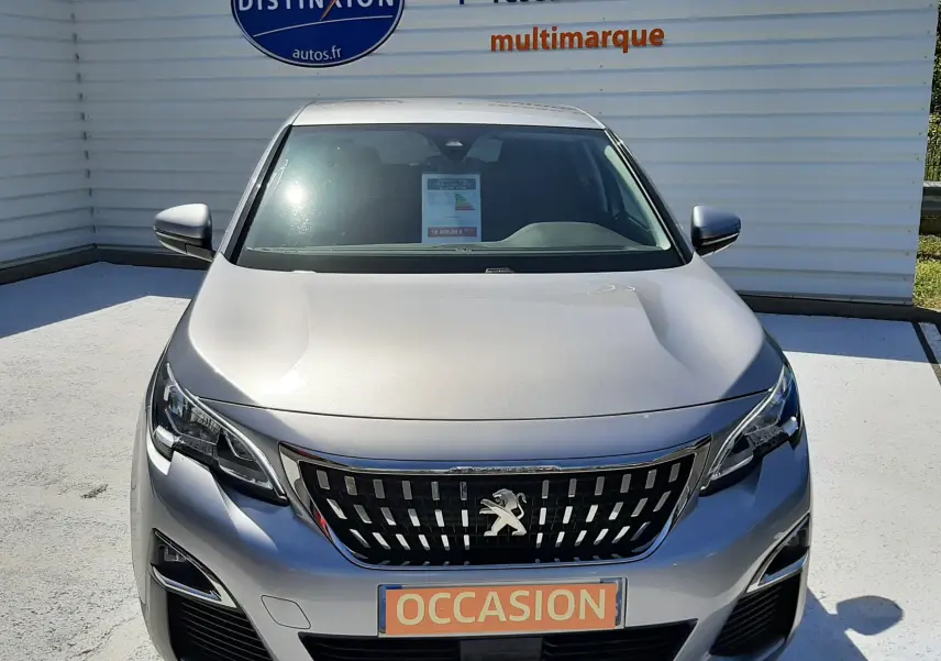 Vue avant d'un Peugeot 3008 gris Artense 2019 avec calandre distinctive et plaque "OCCASION" visible.