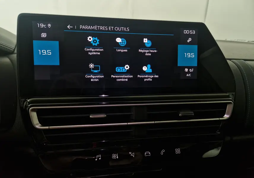 Écran tactile central du tableau de bord du Citroën C5 Aircross 2024, affichant les paramètres système et climatisation à 19,5°C.