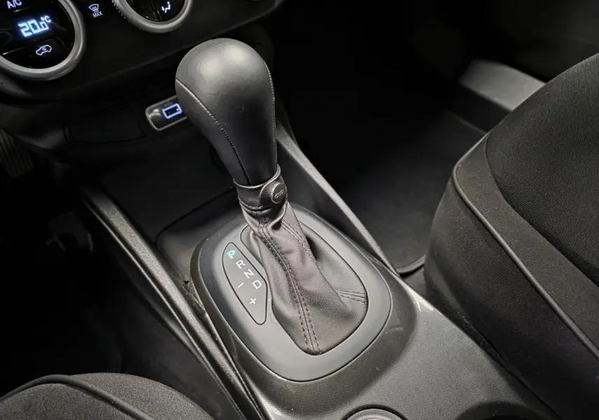 Le levier de vitesse automatique en cuir noir de la Fiat 500X 2024 vu de dessus côté console centrale.