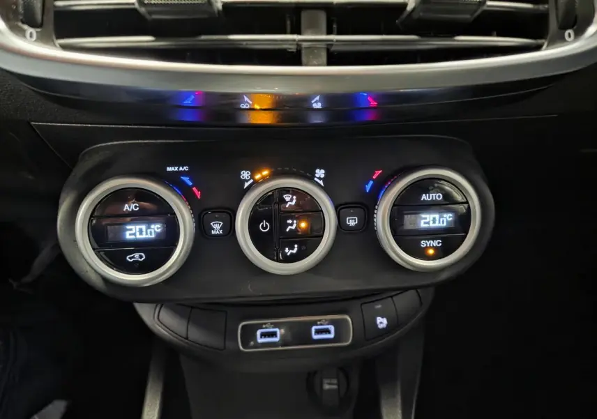 Panneau de commande de la climatisation automatique bi-zone et ports USB arrière dans une Fiat 500X gris 2024.