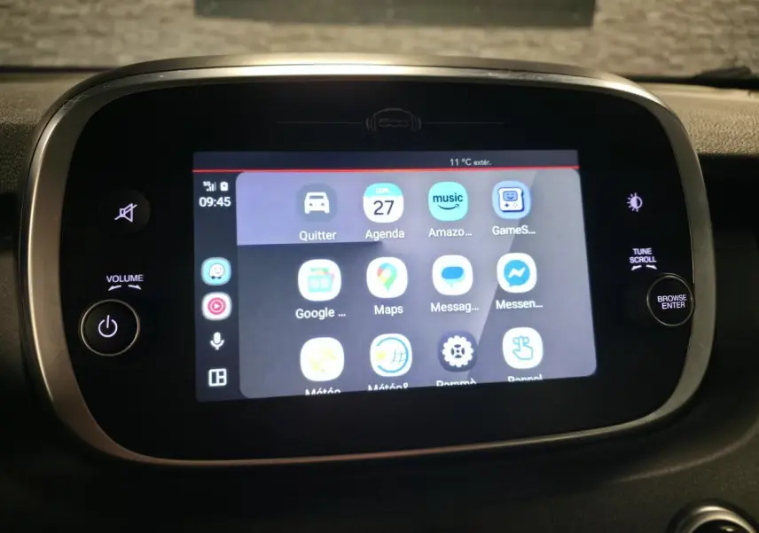 Écran tactile central du tableau de bord de la Fiat 500X 2024 affichant les applications connectées.