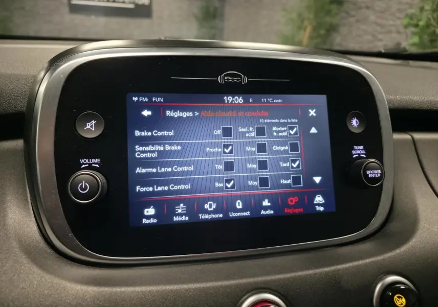 Écran tactile central du tableau de bord de la Fiat 500X 2024, affichant les réglages d’aide à la conduite.