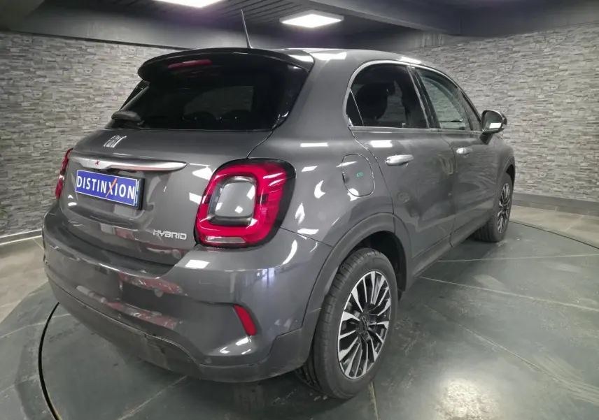 Vue 3/4 arrière droite d'un Fiat 500X gris métallisé avec feux arrière LED et jantes alliage 17 pouces.