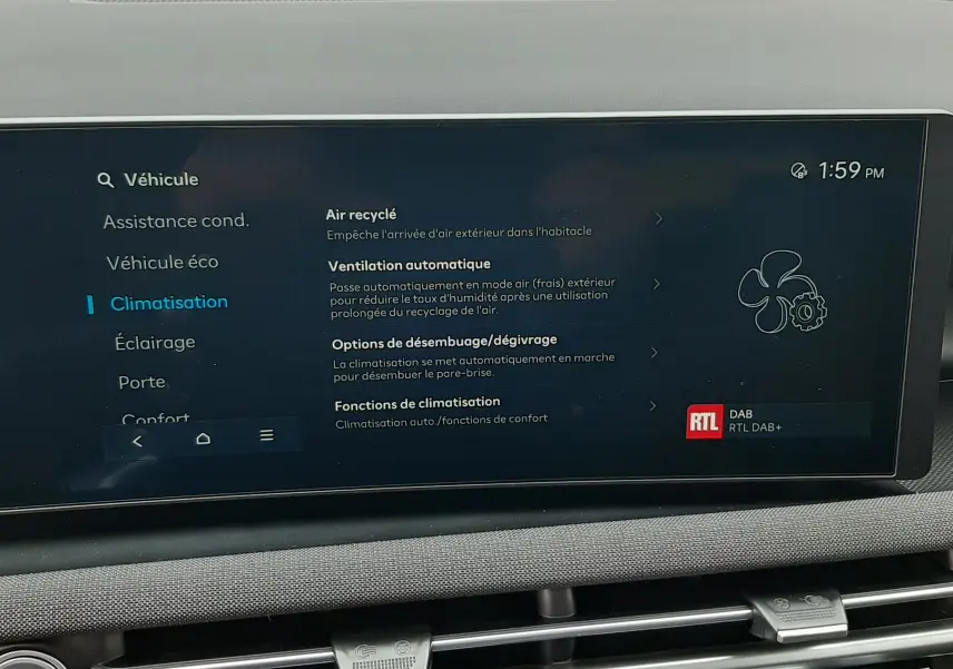 Vue intérieure centrée sur l'écran tactile du tableau de bord du Hyundai Tucson 2025, affichant le menu climatisation.