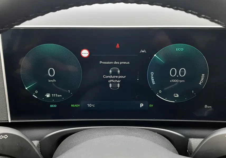 Vue rapprochée du tableau de bord numérique du Hyundai Tucson 2025, affichant la pression des pneus et l'indicateur ECO.