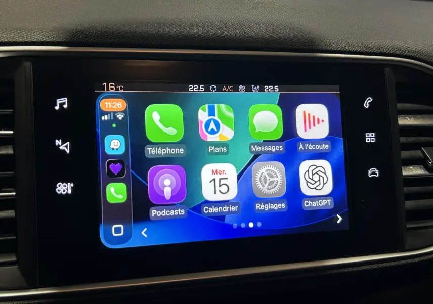 Écran tactile central de Peugeot 308 SW 2018 affichant interface smartphone avec applications et commandes climatisation.
