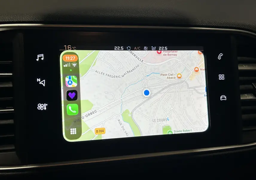 Écran tactile central du tableau de bord du Peugeot 308 SW noir, affichant le GPS avec carte et icônes d'applications.