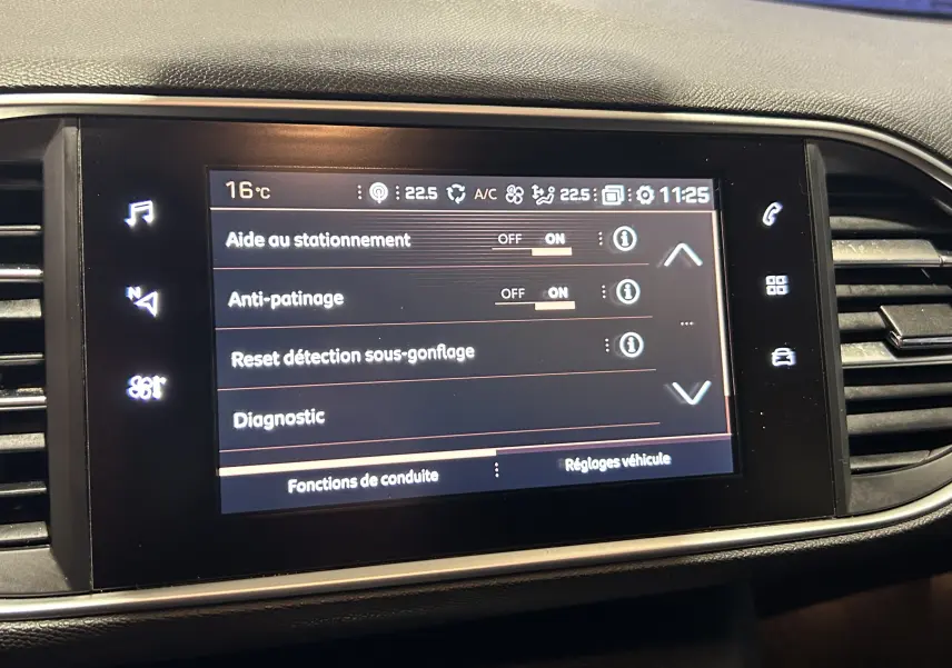 Écran tactile central de la Peugeot 308 SW 2018 affichant les réglages d’aide à la conduite et de diagnostic.