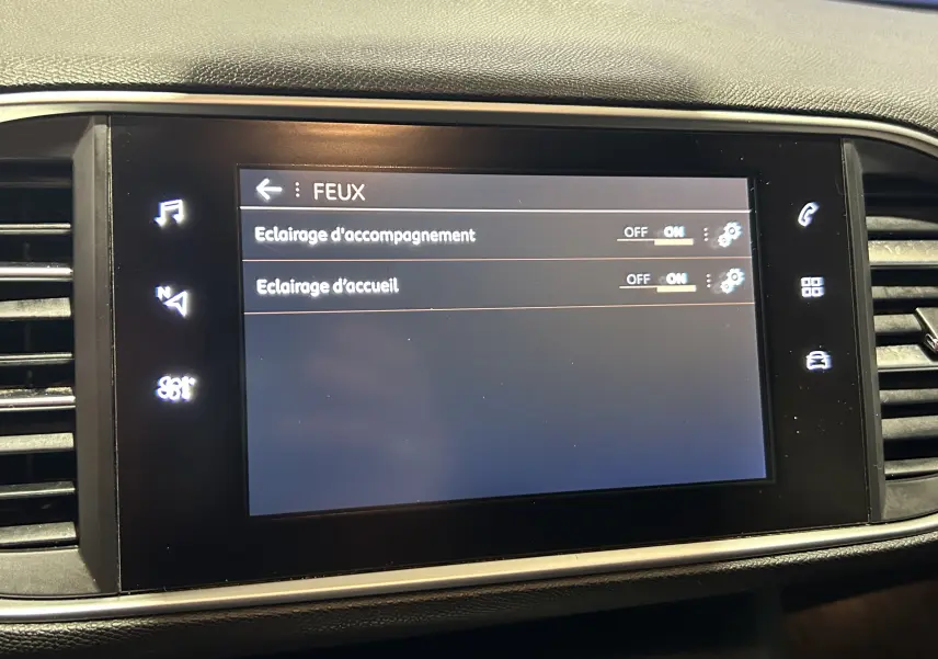 Écran tactile central de la Peugeot 308 SW 2018 affichant les réglages des feux d'accompagnement et d'accueil.