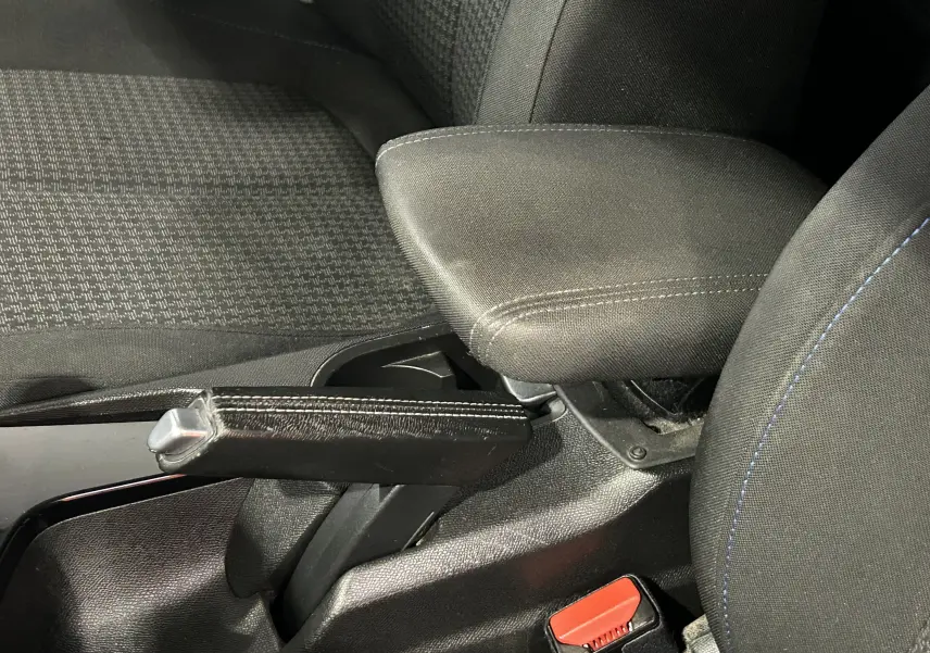 Gros plan sur le frein à main et l'accoudoir central en tissu noir de la Peugeot 308 SW 2018.