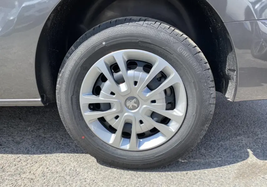 Gros plan sur la roue avant droite du Peugeot Expert Fourgon gris platinium avec jante en alliage et pneu Continental.