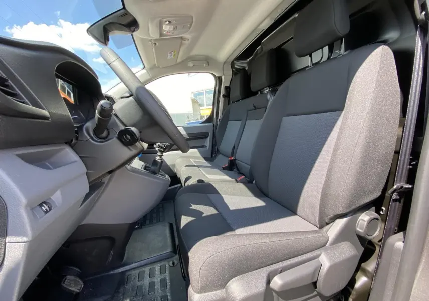 Vue intérieure côté conducteur du Peugeot Expert Fourgon 2022, banquette Moduwork grise et tableau de bord visible.
