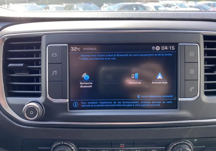 Écran tactile central du Peugeot Expert Fourgon 2022 affichant les options Bluetooth, MirrorLink et Android Auto.