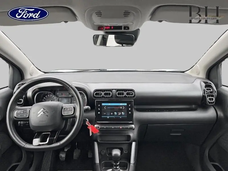 Vue intérieure avant du tableau de bord noir du Citroën C3 Aircross 2019 avec écran tactile et volant cuir.