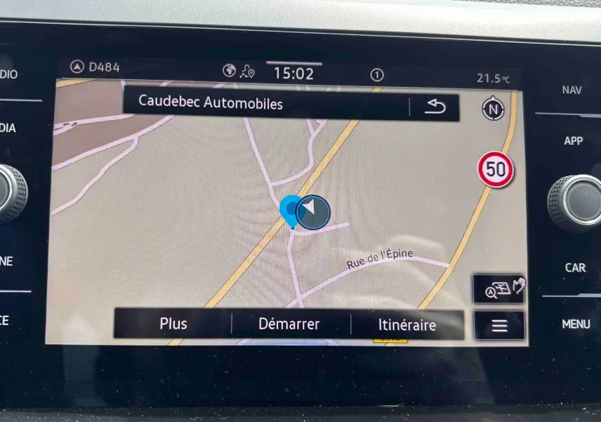 Écran tactile du système de navigation du Volkswagen Taigo blanc, affichant une carte et options d’itinéraire.